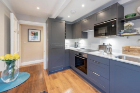 Stunning & Central Milsom Street Apartment